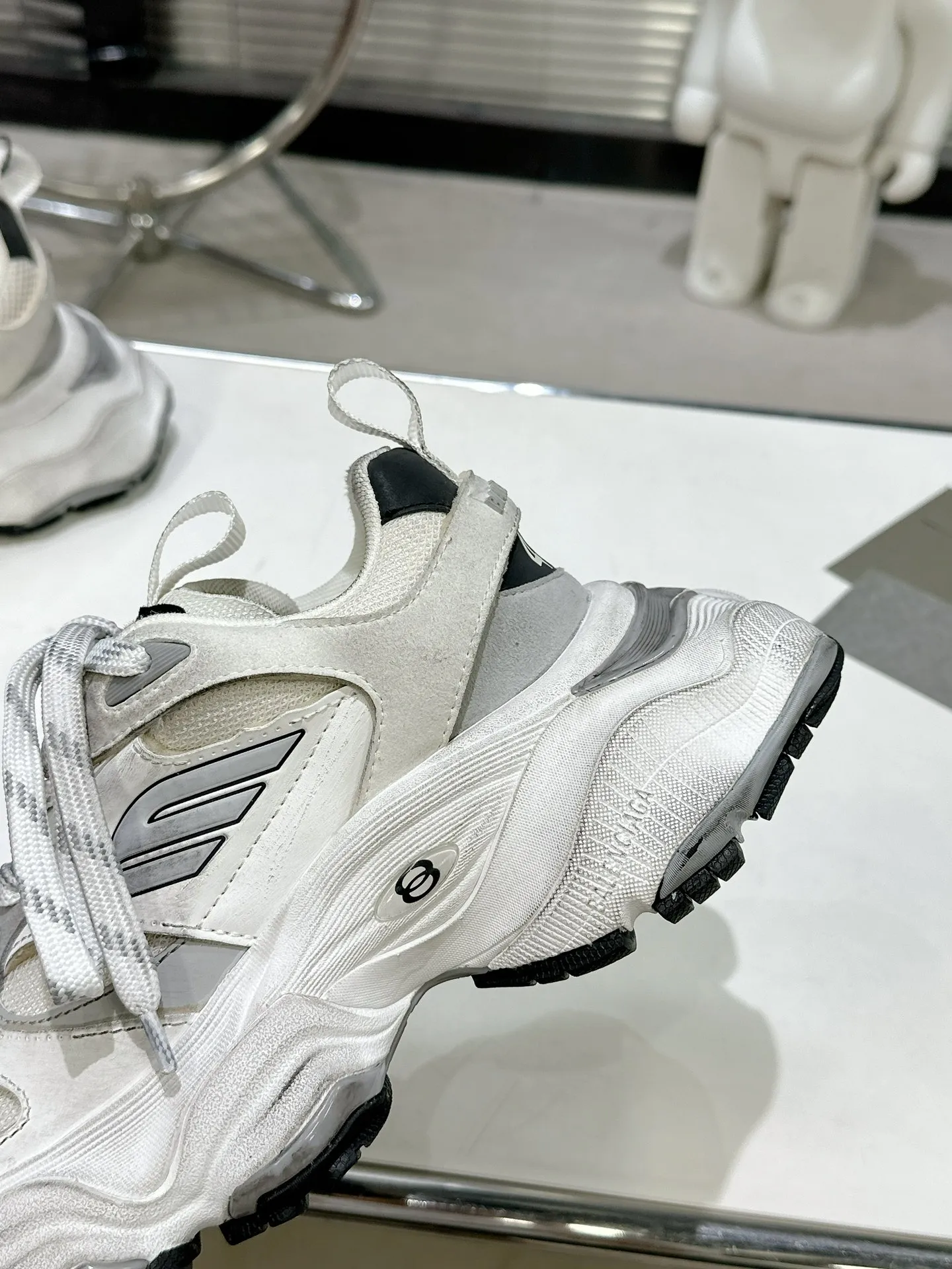 👟👟Ex-factory price 900👟👟 Balenciaga SUMMER 24 Cargo Sneaker Global Limited Edition (JDL) top version super hot! The ultimate secret of 6XL. With the release of Balenciaga's summer 24 series, the 6XL sneakers worn by Liu Haoran on the show once again became a fashion talking point. As soon as the show ended, many bloggers posted reviews of these shoes and comparisons with the 3XL. Looking closely at the whole shoe, there is a larger variant of the "B" logo and a smaller bright yellow as embellishment. The upper material is still normal leather + mesh. All pairs of original materials. Number of yards: 35-45 yards.